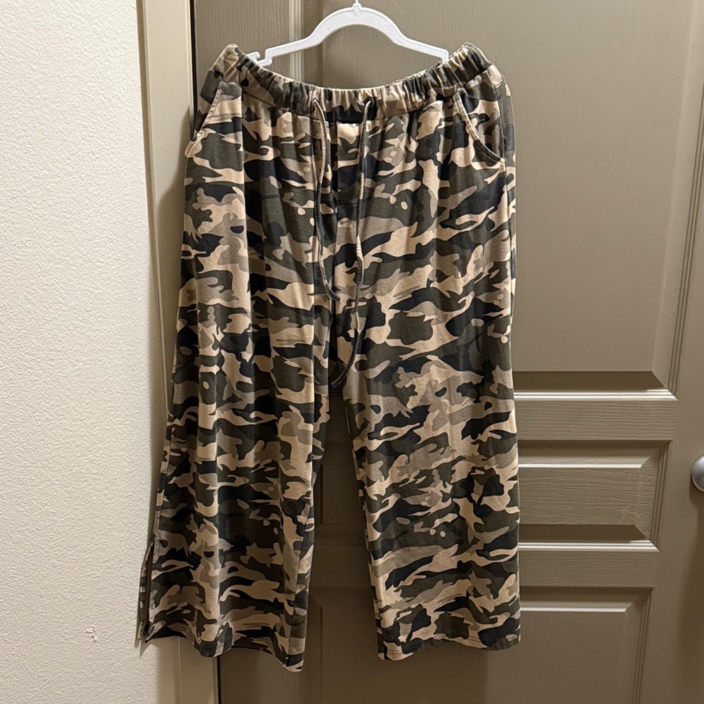 NWOT POL Camo Print Lounge wide leg Pants with side slit